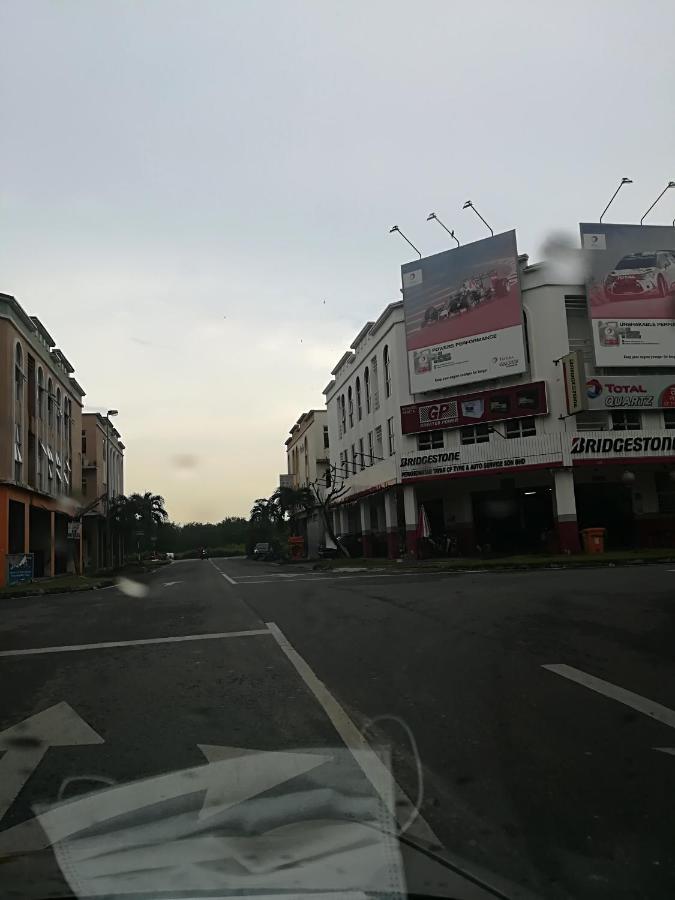 The Bunk Backpackers Hostel By Fleur Sepang Exterior photo